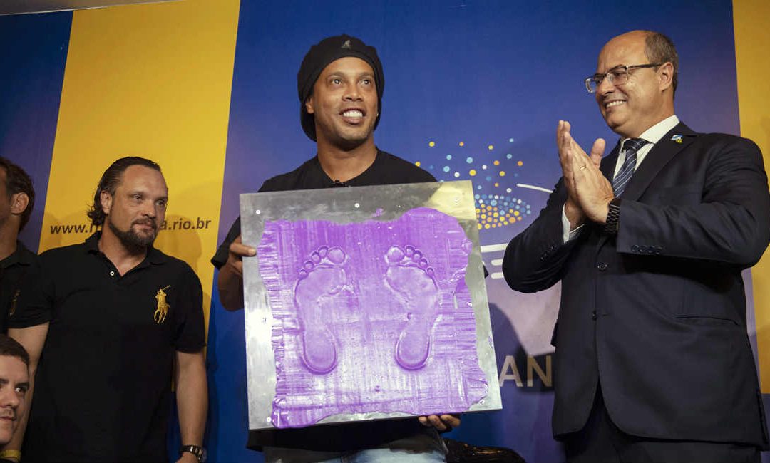 Ronaldinho honored at Rio’s Maracana hall of fame
